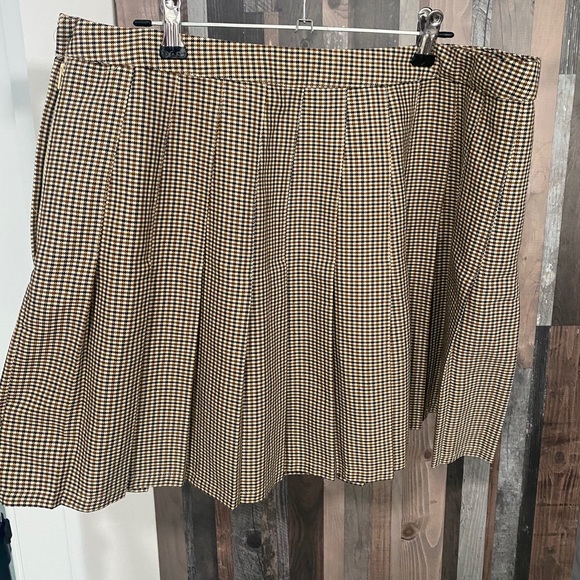 NWOT “Urban Outfitters” Brown and Cream Houndstooth Pleated Mini Skirt - Picture 5 of 7